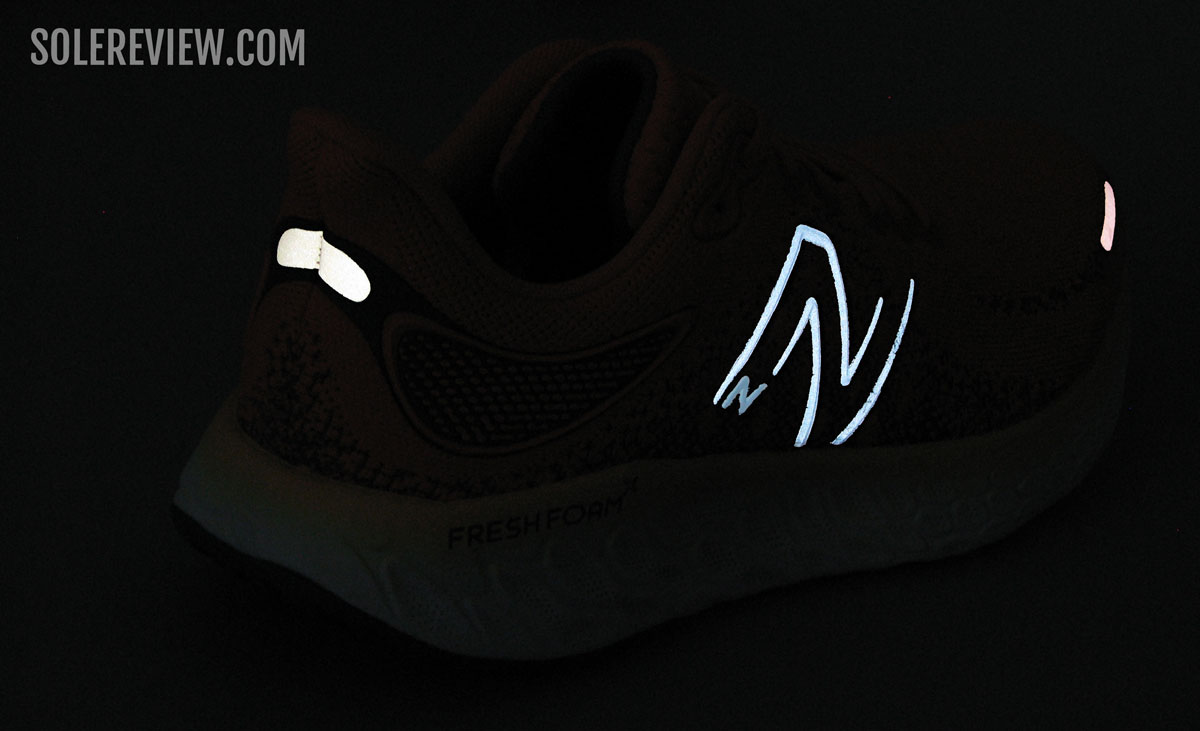 Restricciones lavabo 鍔 The best reflective running shoes | Solereview